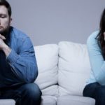 An der Miete beteiligen nach Trennung Miete beteiligen nach Trennung: Pärchen auf der Couch nach einem Streit.