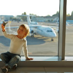 Corona: Darf ein getrennt lebender Elternteil mit Kindern eine Flugreise unternehmen? shutterstock_115646098a